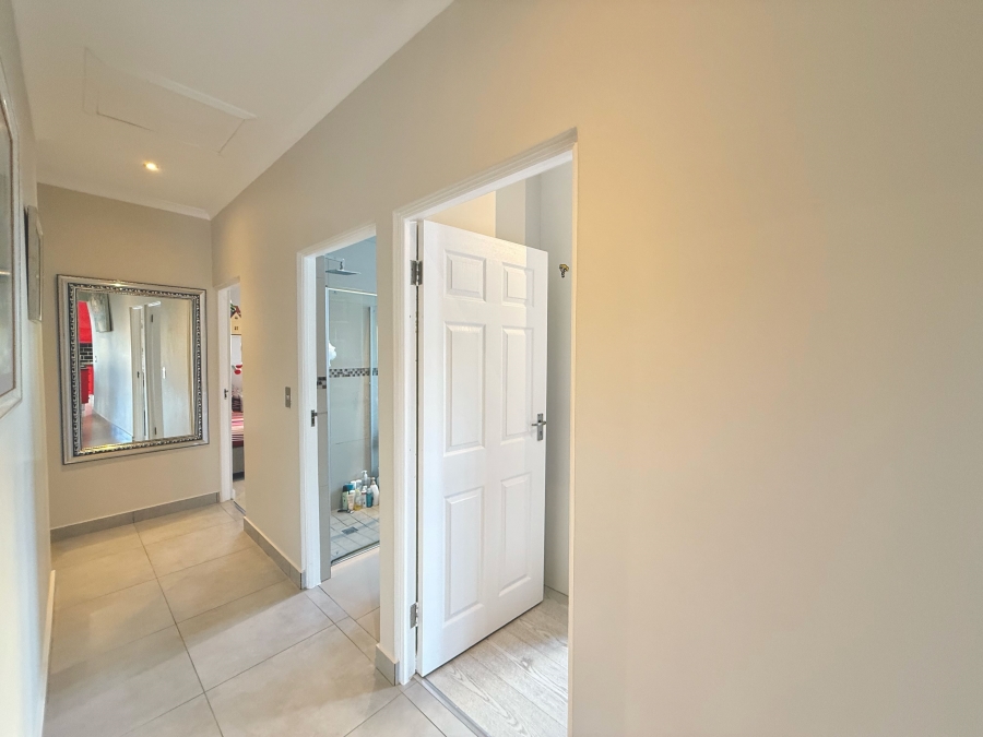 5 Bedroom Property for Sale in Parklands North Western Cape